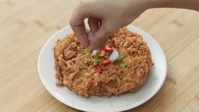 Cara Masak Telur Barendo Khas Padang yang Krispi ala Chef Devina Hermawan. (Dok: YouTube )