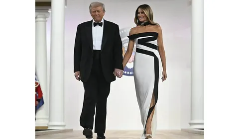 Image Credit Instagram - Melania Trump tampil memukau dengan gaun strapless elegan karya Hervé Pierre, melanjutkan tema hitam-putih yang klasik.