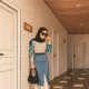 7 Inspirasi Mix and Match Rok Denim Panjang untuk Tampil Santai dan Stylish
