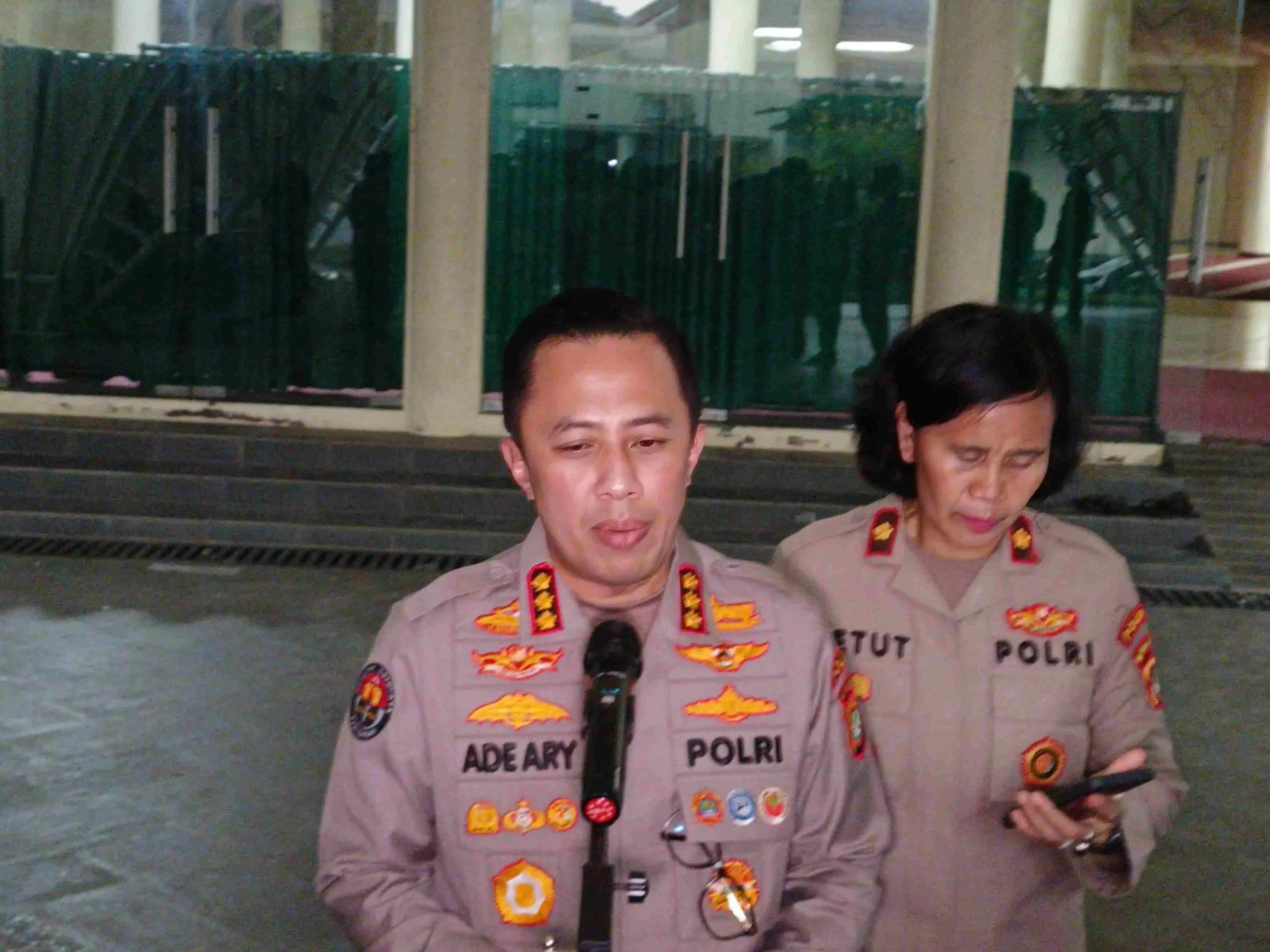 Image Credit Rafi Adhi Pratama - Kabid Humas Polda Metro Jaya Kombes Pol Ade Ary Syam Indradi menjelaskan bahwa Kepemilikan mobil BMW yang diduga digelapkan suami Kimberly Ryder, Edward Akbar didalami penyidik Polres Metro Jakarta Selatan.