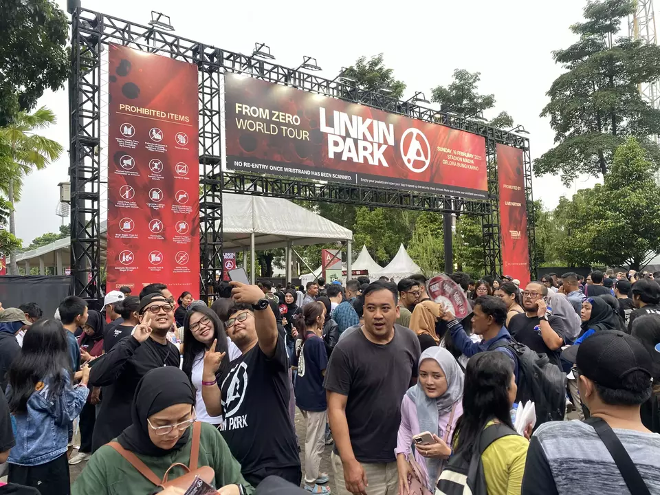 Image Credit Juan Ardya Guardiola/Beritastau - Ribuan penggemar ramaikan comeback Linkin Park di Jakarta, Minggu 16 Februari 2025.