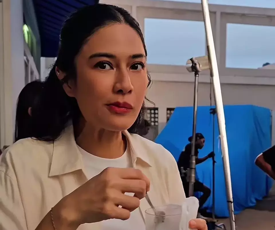 Image Credit Instagram/ @therealdisastr/SS - Kebiasaan unik Dian Sastro berbuka puasa dengan mengunyah es batu.