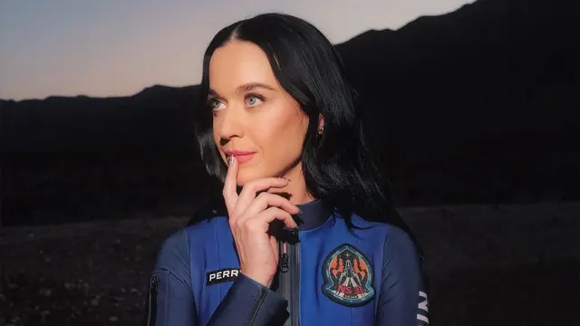 Image Credit - Handout / BLUE ORIGIN / AFP - Katy Perry Langsung Sujud Usai Menapak Bumi dari Luar Angkasa.
