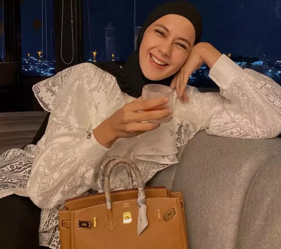 Paula pilih enjoy dan pamer tas Hermes di tengah ramai isu idap HIV yang beredar. (Instagram/@Paula_verhoeven)
