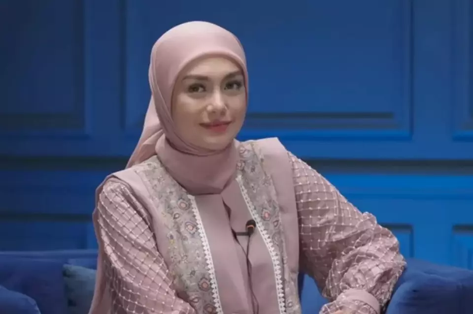Selebritas Celine Evangelista mengenakan hijab bernuansa soft pink. (Istimewa)
