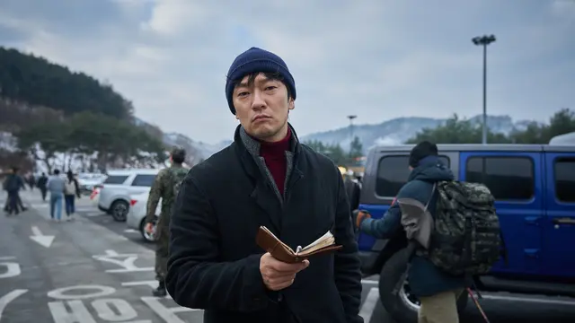 Son Suk Ku dalam Nine Puzzles. (Disney Plus Hotstar via Soompi)