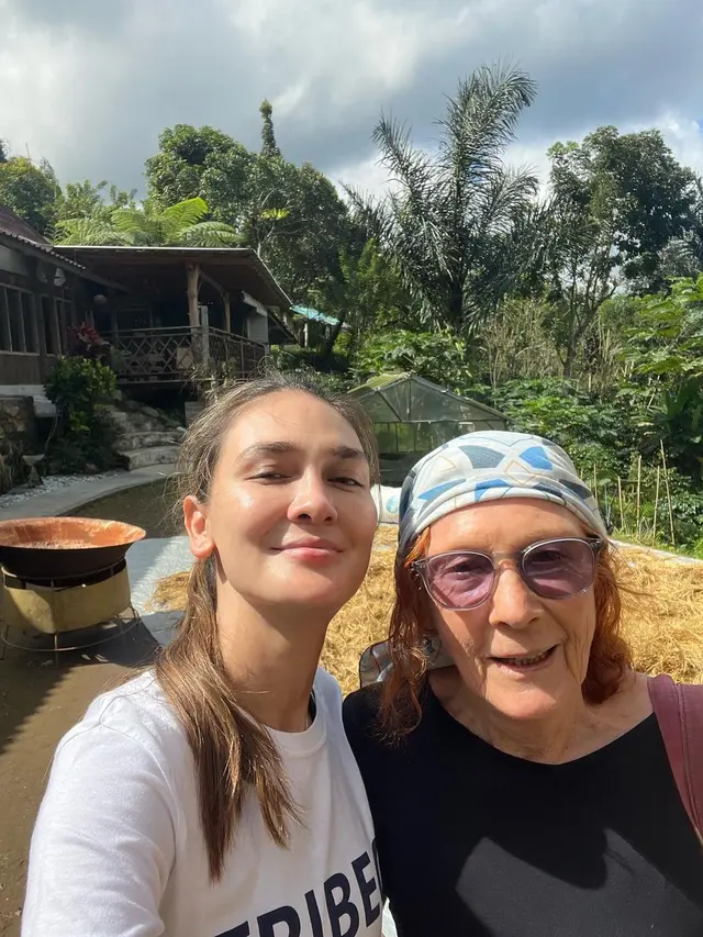 Sabtu (6/8/2022), Luna Maya mengunggah sejumlah foto bersama ibunda tercinta, Desa Maya.. (Foto: Instagram @lunamaya)