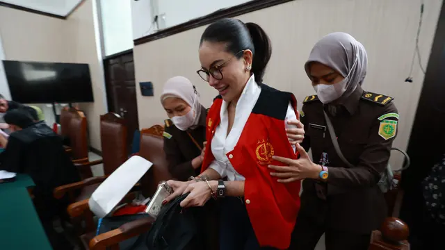 Akibat hal tersebut korban akhirnya melaporkan Nikita Mirzani ke Polda Metro Jaya pada 3 Desember 2024 terkait dugaan melakukan tindak pidana sebagaimana Pasal 27B ayat (2) Undang-Undang Nomor 1 Tahun 2024 tentang ITE, Pasal 368 KUHP tentang pemerasan serta Pasal 3, 4 dan 5 Undang-Undang Nomor 8 Tahun 2010 tentang Tindak Pidana Pencucian Uang (TPPU).
