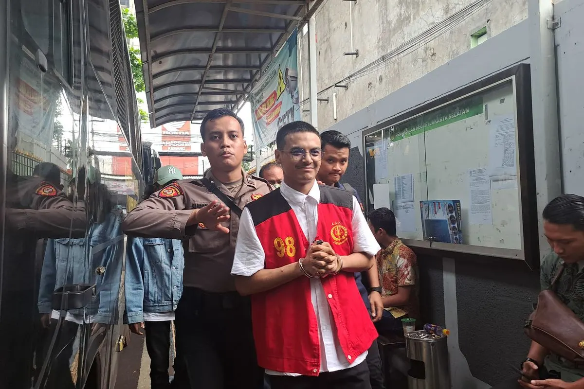 Seleb TikTok Vadel Badjideh saat tiba di Pengadilan Negeri Jakarta Selatan, Rabu (9/7/2025).
