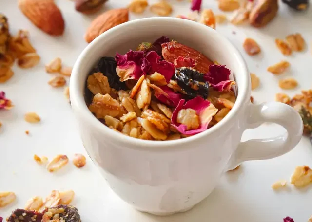 Ilustrasi yogurt dan kacang-kacangan. (Unsplash/TSI)