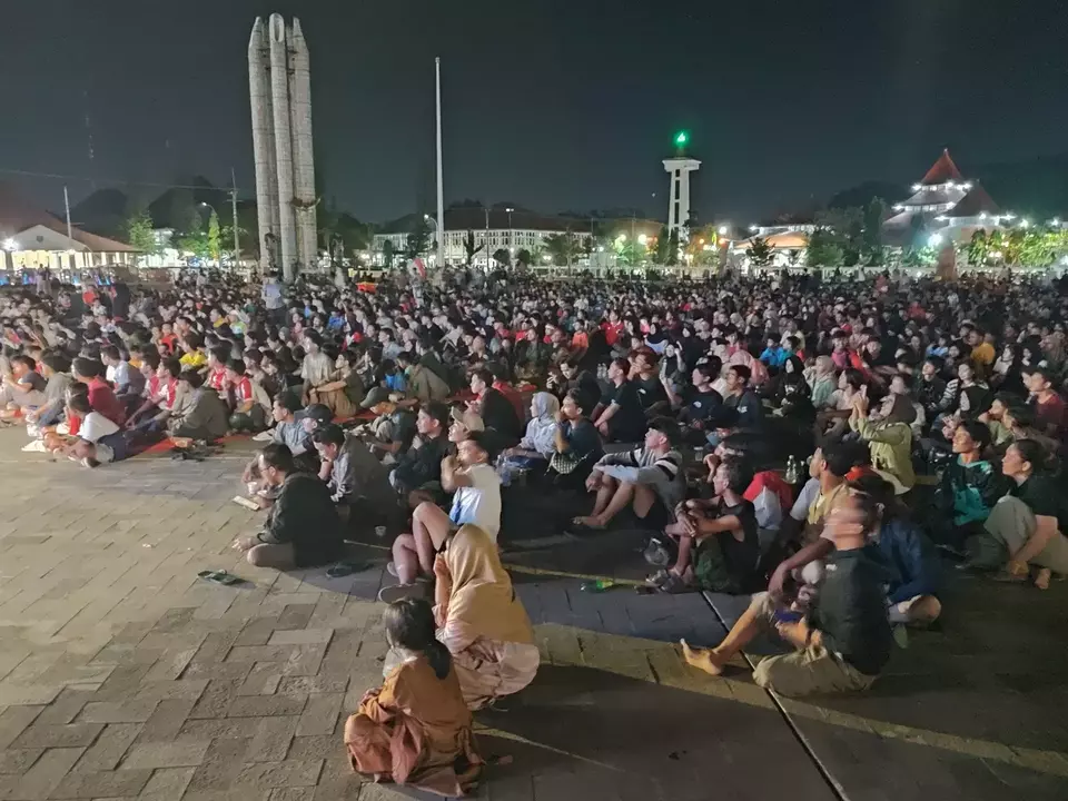 Image Credit Candra Kurnia/Beritasatu - Nobar Timnas Indonesia melawan Irak di Alun-alun Puspawangi, Jalan Letjen S Parman, Kabupaten Indramayu, Jawa Barat.