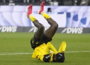 Image Credit AP - Pemain Borussia Dortmund Serhou Guirassy memegang kepalanya saat pertandingan sepak bola Bundesliga Jerman melawan Eintracht Frankfurt.