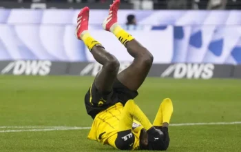 Image Credit AP - Pemain Borussia Dortmund Serhou Guirassy memegang kepalanya saat pertandingan sepak bola Bundesliga Jerman melawan Eintracht Frankfurt.