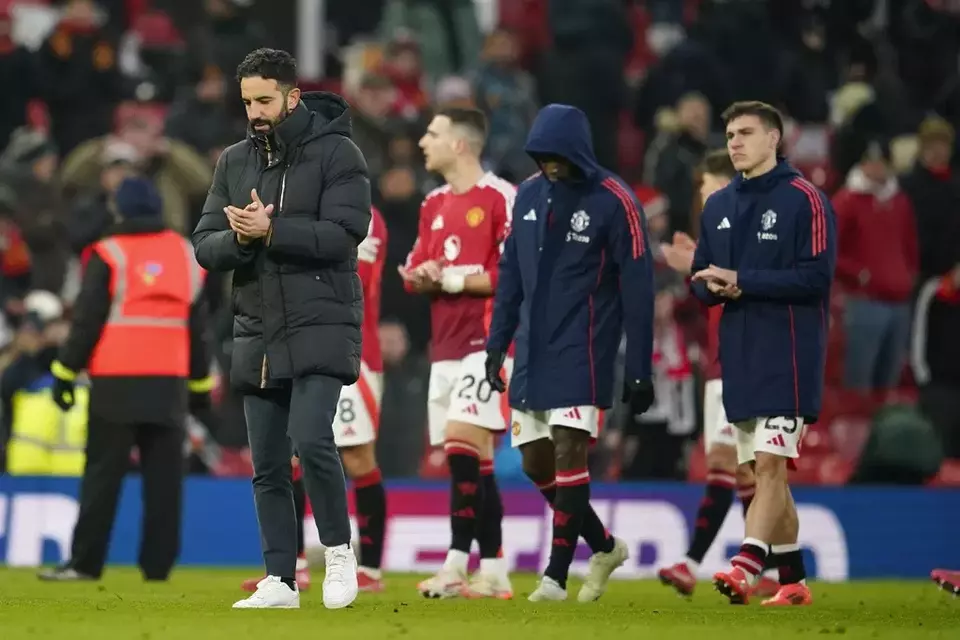 Image Credit Dave Thompson/AP - Pelatih Manchester United Ruben Amorin dan para pemain berjalan gontai setelah menelan kekalahan saat menjamu Brighton and Hove Albion di Stadion Old Trafford, Minggu, 19 Januari 2025.