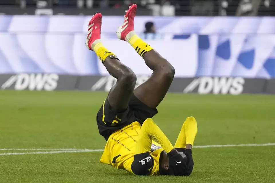 Image Credit AP - Pemain Borussia Dortmund Serhou Guirassy memegang kepalanya saat pertandingan sepak bola Bundesliga Jerman melawan Eintracht Frankfurt.