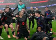 Image Credit AP - Selebrasi Raphinha dkk. dalam laga Liga Champions antara Benfica vs Barcelona, Rabu (22/1/2025).