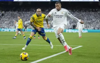 Image Credit Bernat Armangue - Penyerang Real Madrid Kylian Mbappe (kanan) beraksi saat melawan Las Palmas di Stadion Santiago Bernabeu, Minggu, 20 Januari 2025.