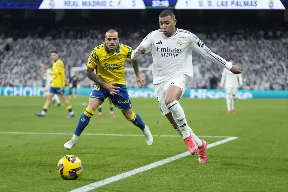 Image Credit Bernat Armangue - Penyerang Real Madrid Kylian Mbappe (kanan) beraksi saat melawan Las Palmas di Stadion Santiago Bernabeu, Minggu, 20 Januari 2025.