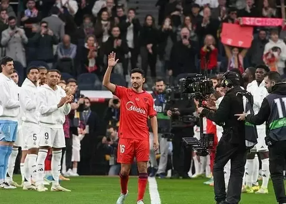 Image Credit Instagram/@jnavas16 - Jesus Navas mengucapkan salam perpisahan kepada fan saat mengumumkan pensiun sebagai pesepak bola di Stadion Ramon Sanchez-Pizjuan yang dipenuhi suporter Sevilla.