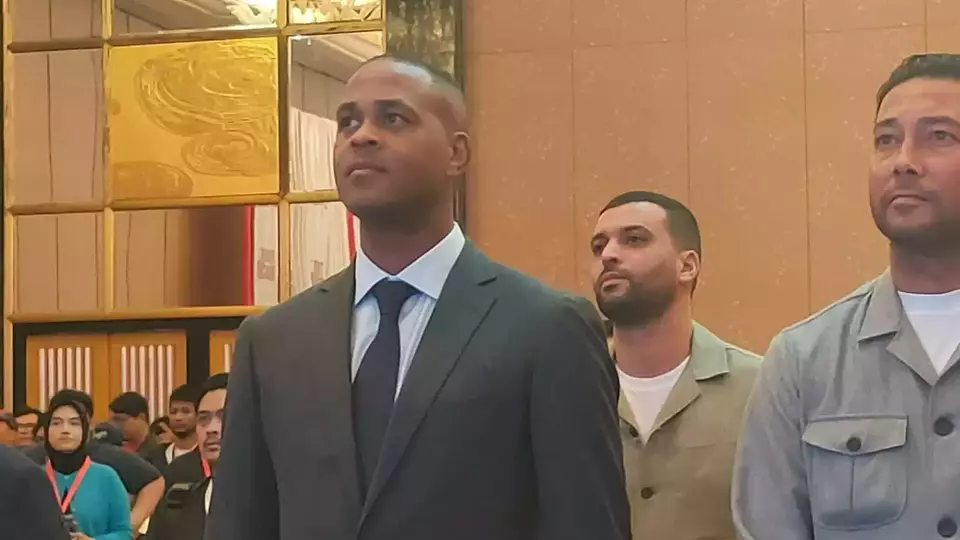 Image Credit Istimewa - Pelatih Timnas Indonesia Patrick Kluivert (kiri) dan asistennya Denny Landzaat saat memasuki ruangan konferensi pers perkenalannya sebagai pelatih Timnas Indoensia, Minggu, 12 Januari 2025.