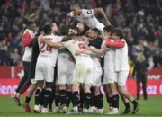 Image Credit CRISTINA QUICLER/AFP - Pemain Sevilla merayakan kemenangan atas Atletico Madrid di Stadion Ramon Sanchez Pizjuan pada Minggu (11/2).