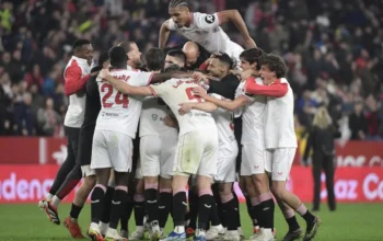 Image Credit CRISTINA QUICLER/AFP - Pemain Sevilla merayakan kemenangan atas Atletico Madrid di Stadion Ramon Sanchez Pizjuan pada Minggu (11/2).