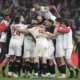 Image Credit CRISTINA QUICLER/AFP - Pemain Sevilla merayakan kemenangan atas Atletico Madrid di Stadion Ramon Sanchez Pizjuan pada Minggu (11/2).