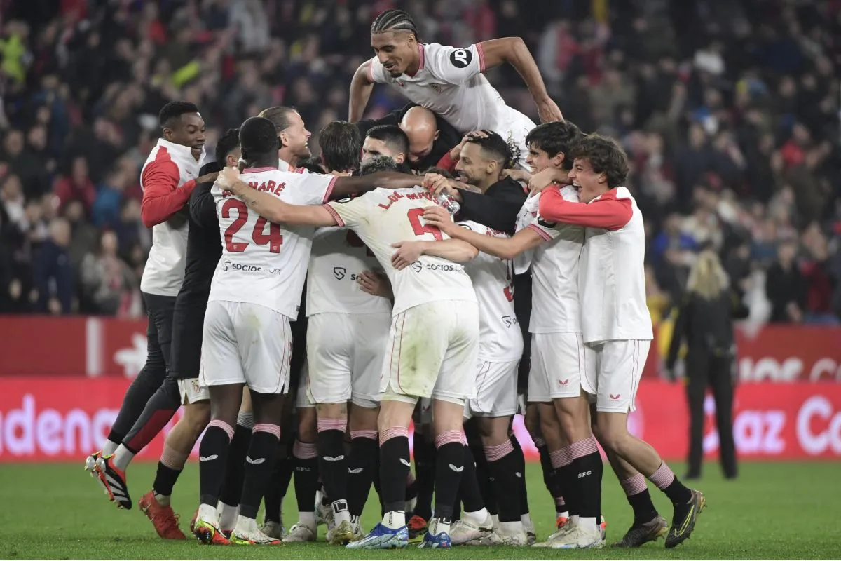 Image Credit CRISTINA QUICLER/AFP - Pemain Sevilla merayakan kemenangan atas Atletico Madrid di Stadion Ramon Sanchez Pizjuan pada Minggu (11/2).