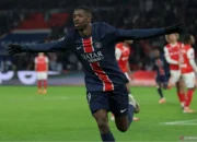 Image Credit Thomas Samson/AFP - Penyerang Paris Saint-Germain #10 Ousmane Dembele pada pertandingan sepak bola Liga Prancis di Stadion Parc des Princes di Paris pada Sabtu (25/1/2025).