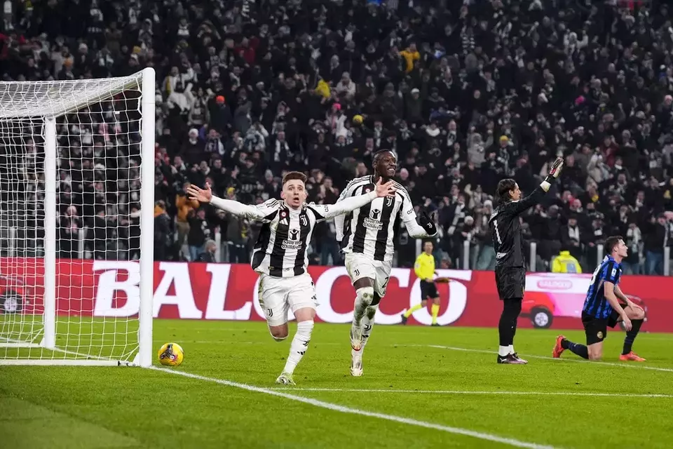 Image Credit AP - Francisco Conceicao dari Juventus melakukan selebrasi seusai mencetak gol 1-0 melawan Inter Milan pada pertandingan sepak bola Serie A Italia di Turin.