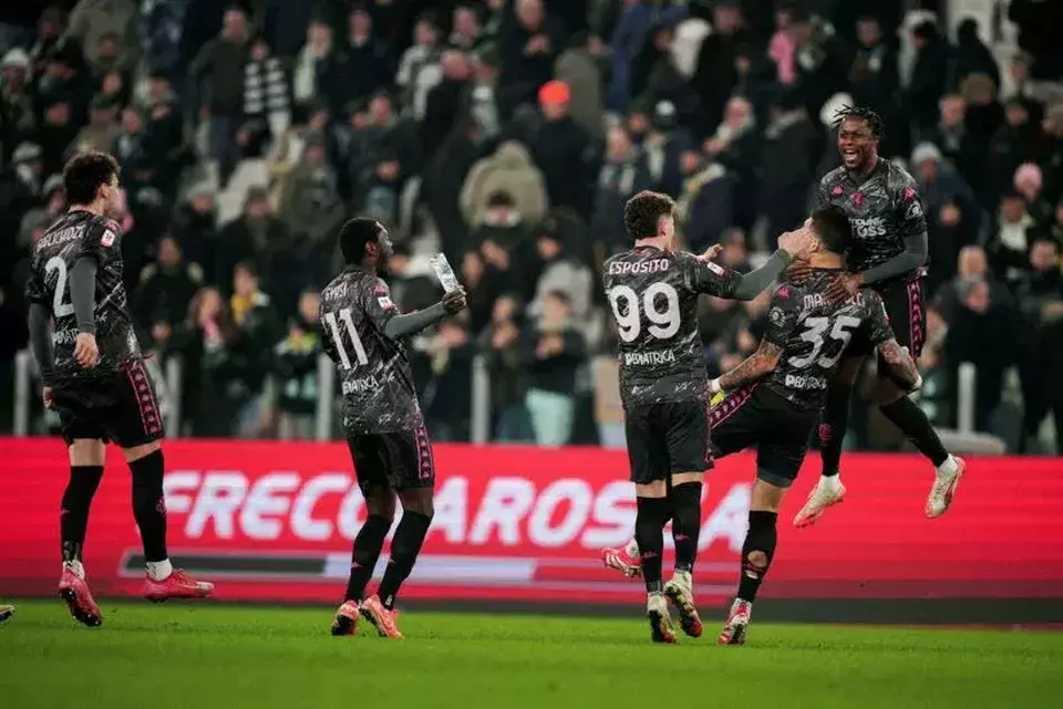 Image Credit Marco Alpozzi/AP - Pemain Empoli Luca Marianucci (35) merayakan gol kemenangan bersama rekan satu timnya pada adu penalti dalam pertandingan perempat final Piala Italia antara Juventus vs Empoli di Stadion Allianz di Turin, Italia, Rabu, 26 Februari 2025.