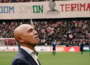 Fans Ajax Amsterdam memberikan salam perpisahan dengan membentangkan banner bertuliskan "Oom (paman) Simon Terima Kasih" pada legendanya keturunan Indonesia, Simon Tahamata sesaat sebelum laga melawan FC Utrecht dalam lanjutan Liga Belanda di Johan Cruyff Arena, Amsterdam, Belanda, Minggu 3 Maret 2024.