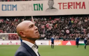 Fans Ajax Amsterdam memberikan salam perpisahan dengan membentangkan banner bertuliskan "Oom (paman) Simon Terima Kasih" pada legendanya keturunan Indonesia, Simon Tahamata sesaat sebelum laga melawan FC Utrecht dalam lanjutan Liga Belanda di Johan Cruyff Arena, Amsterdam, Belanda, Minggu 3 Maret 2024.