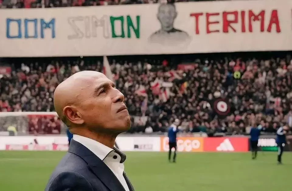 Fans Ajax Amsterdam memberikan salam perpisahan dengan membentangkan banner bertuliskan "Oom (paman) Simon Terima Kasih" pada legendanya keturunan Indonesia, Simon Tahamata sesaat sebelum laga melawan FC Utrecht dalam lanjutan Liga Belanda di Johan Cruyff Arena, Amsterdam, Belanda, Minggu 3 Maret 2024.