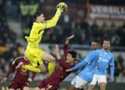 Image Credit Alfredo Falcone/AP - Kiper Napoli Alex Meret (atas) berebut bola dengan pemain Roma Eldor Shomurodov (tengah) dalam partai Liga Italia di Stadion Olimpico, Minggu, 2 Februari 2025.