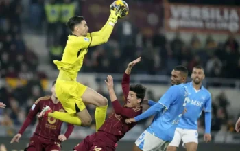 Roma Selamat dari Kekalahan, Gol Injury Time Angelino Paksa Napoli Berbagi Poin