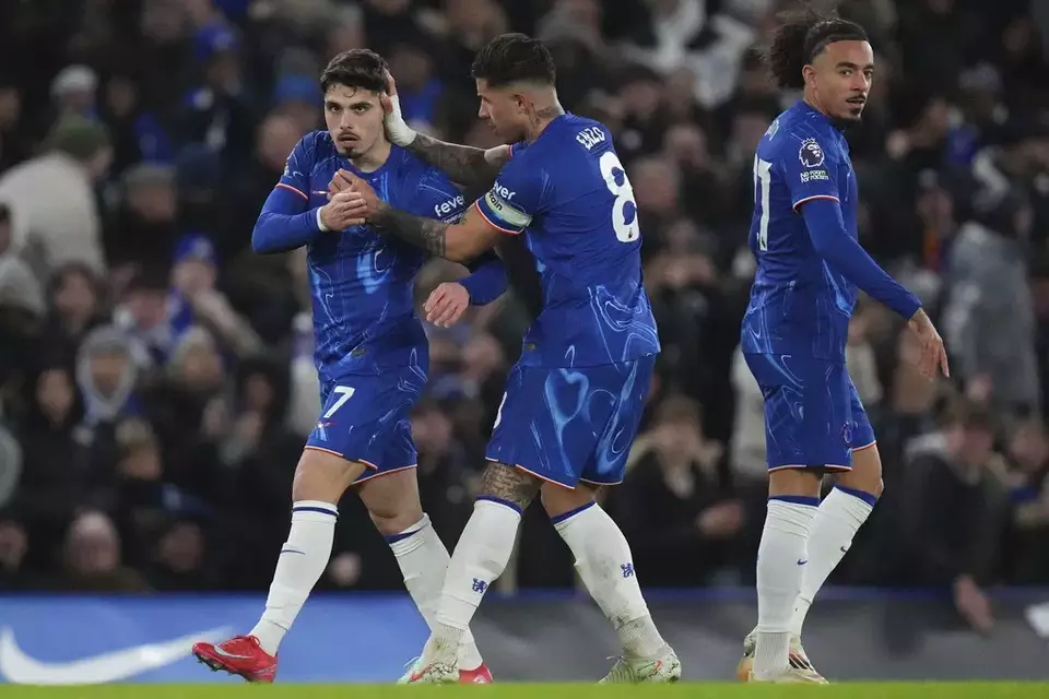 Image Credit Kirsty Wigglesworth/AP - Penyerang Chelsea Pedro Neto (kiri) merayakan gol setelah menjebol gawang West Ham United dalam lanjutan Liga Inggris di Stadion Stamford Bridge, Senin, 3 Februari 2025.