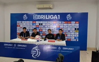 Image Credit Istimewa - Konferensi pers seusai laga panas El Clásico Indonesia antara Persija vs Persib yang berakhir imbang 2-2 di Stadion Patriot Candrabhaga, Kota Bekasi, Minggu 16 Februari 2025.