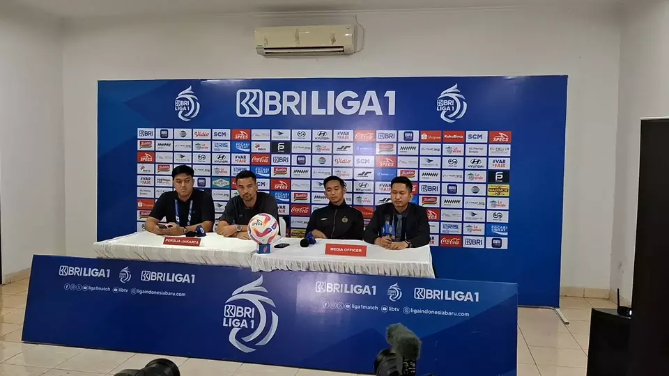 Image Credit Istimewa - Konferensi pers seusai laga panas El Clásico Indonesia antara Persija vs Persib yang berakhir imbang 2-2 di Stadion Patriot Candrabhaga, Kota Bekasi, Minggu 16 Februari 2025.