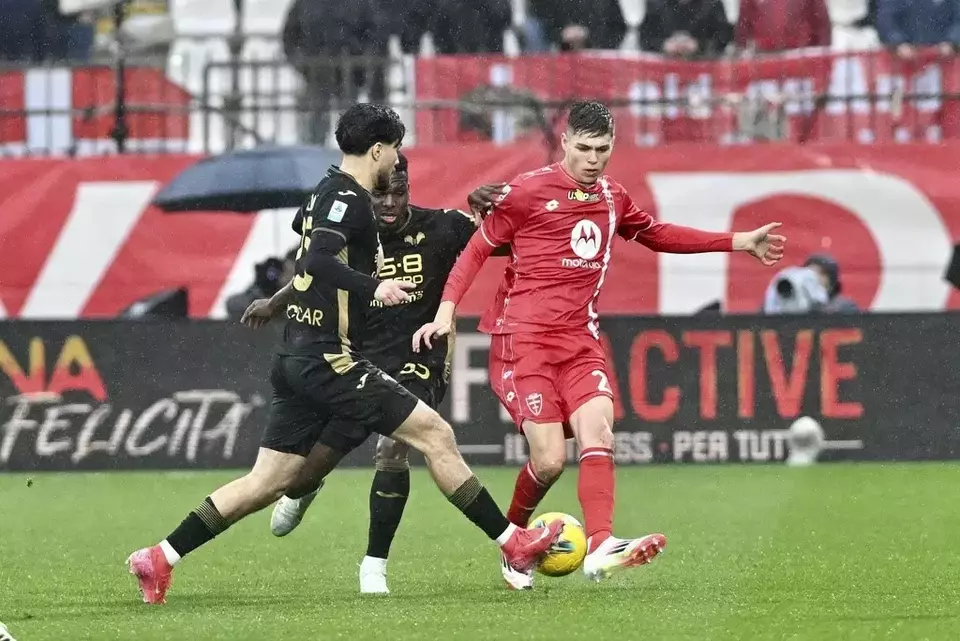 Image Credit Studio Buzzi/AP -Pemain AC Monza, Tomás Palacios (kanan) menggiring bola pada pertandingan sepak bola Serie A melawan Hellas Verona di Stadion U-Power di Monza, Italia, Sabtu, 1 Februari 2025.