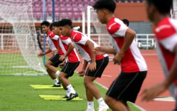 Image Credit Umarul Faruq/Antara - Pesepak bola Timnas Indonesia U-20 menjalani sesi latihan resmi di Lapangan THOR, Surabaya, Jawa Timur, Rabu (29/1/2025).