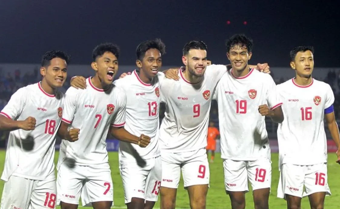 Image Credit Umarul Faruq/Antara - Pesepak bola Timnas Indonesia U-20 Mhd Ragil (kedua kanan) berselebrasi bersama rekan rekannya usai mencetak gol ke gawang Timnas India U-20 dalam Mandiri U-20 Challenge Series 2025 di Stadion Gelora Delta Sidoarjo, Jawa Timur, Kamis (30/1/2025).