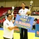 Image Credit Widy Wicaksono/Beritasatu - Pj Gubernur Jawa Tengah Nana Sudjana memberikan hadiah kepada pemenang Kejuaraan Voli Piala Gubernur Jawa Tengah (Jateng) 2025 di Gelanggang Olah Raga (GOR) Jatidiri, Kota Semarang, Kamis 6 Februari 2025.