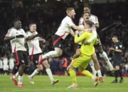 Image Credit AP/Jon Super - Para pemain Fulham merayakan kemenangan lewat adu penalti atas Manchester United dalam babak 16 besar Piala FA di Stadion Old Trafford, Minggu, 2 Maret 2025. (