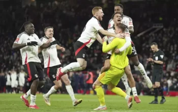 Image Credit AP/Jon Super - Para pemain Fulham merayakan kemenangan lewat adu penalti atas Manchester United dalam babak 16 besar Piala FA di Stadion Old Trafford, Minggu, 2 Maret 2025. (