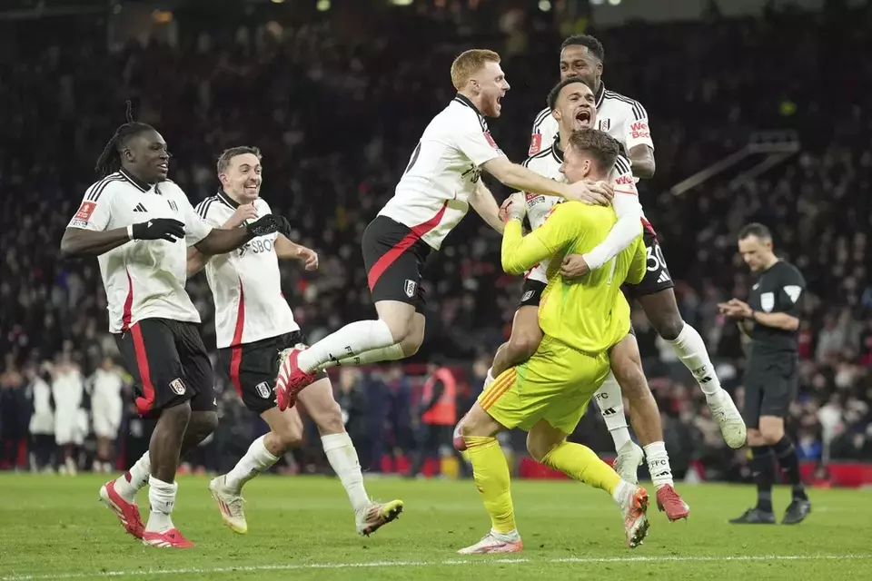 Image Credit AP/Jon Super - Para pemain Fulham merayakan kemenangan lewat adu penalti atas Manchester United dalam babak 16 besar Piala FA di Stadion Old Trafford, Minggu, 2 Maret 2025. (