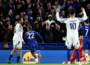 Image Credit AFP - Gelandang Chelsea Kiernan Dewsbury-Hall (22) merayakan keberhasilannya mencetak gol pada pertandingan leg kedua babak 16 besar Liga Conference kontra Copenhagen di Stadion Stamford Bridge, London, Kamis (13/3/2025).