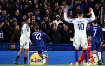 Image Credit AFP - Gelandang Chelsea Kiernan Dewsbury-Hall (22) merayakan keberhasilannya mencetak gol pada pertandingan leg kedua babak 16 besar Liga Conference kontra Copenhagen di Stadion Stamford Bridge, London, Kamis (13/3/2025).