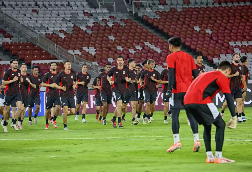 Image Credit Joanito De Saojoao/Beritasatu - Sejumlah pesepak bola Timnas Indonesia, mengikuti sesi latihan resmi jelang pertandingan Kualifikasi Piala Dunia 2026 di Stadion Utama Gelora Bung Karno, Jakarta, Senin 24 Maret 2025.