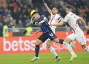 Image Credit AP - Pemain Inter Milan Lautaro Martinez dan pemain Monza Danilo D'Ambrosio berebut bola selama pertandingan sepak bola Serie A di stadion San Siro di Milan, Italia.